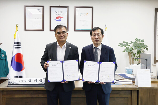 (재)충남테크노파크가 지난 24일 서천군청에서 충남 서천군과 해양바이오산업 발전을 위한 업무협약을 체결했다. 충남TP 제공