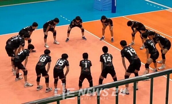   경기에 앞서 몸을 풀고 있는 대전남선중 배구부