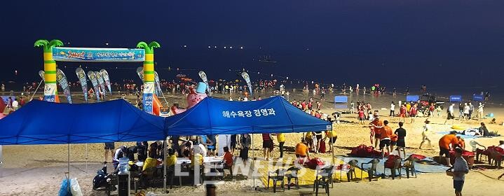 보령시가 26일부터 다음달 4일까지 열흘간 대천해수욕장에서 '즐기자 밤바다'를 운영한다.  지난해 야간개장 모습. 사진 보령시