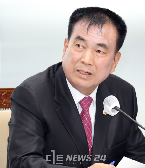 충남도의회는 26일 제354회 임시회 2차 본회의에서 방한일 의원(예산1·국민의힘)이 대표 발의한 ‘건강한 파크골프장 조성을 위한 법령 마련 촉구 건의안’을 채택했다. 방한일 의원