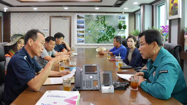 논산시의회 조용훈의장(우측)이 집중호우 피해 농민들과 면담을 진행하고 있다.
