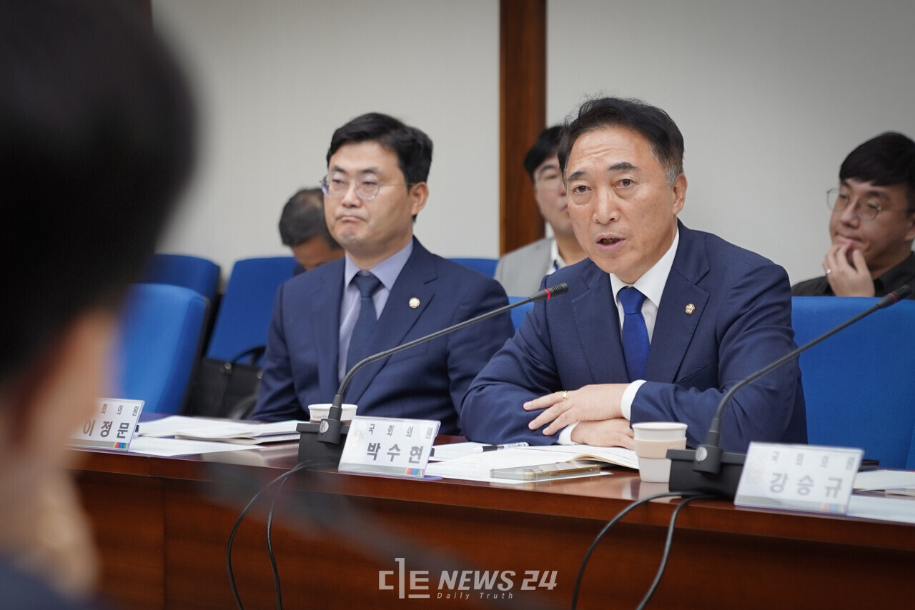 박수현 더불어민주당 국회의원(공주·부여·청양)이 30일 김태흠 충남지사에게 “충남이 ‘수도권 규제’ 문제를 앞장서 이슈화해 달라”고 요청했다. 내용인 즉, 수도권 집중화 문제를 제기해 국토균형발전과 세종시 완성을 이끌어야 한다는 주장이다. ⓒ황재돈 기자.
