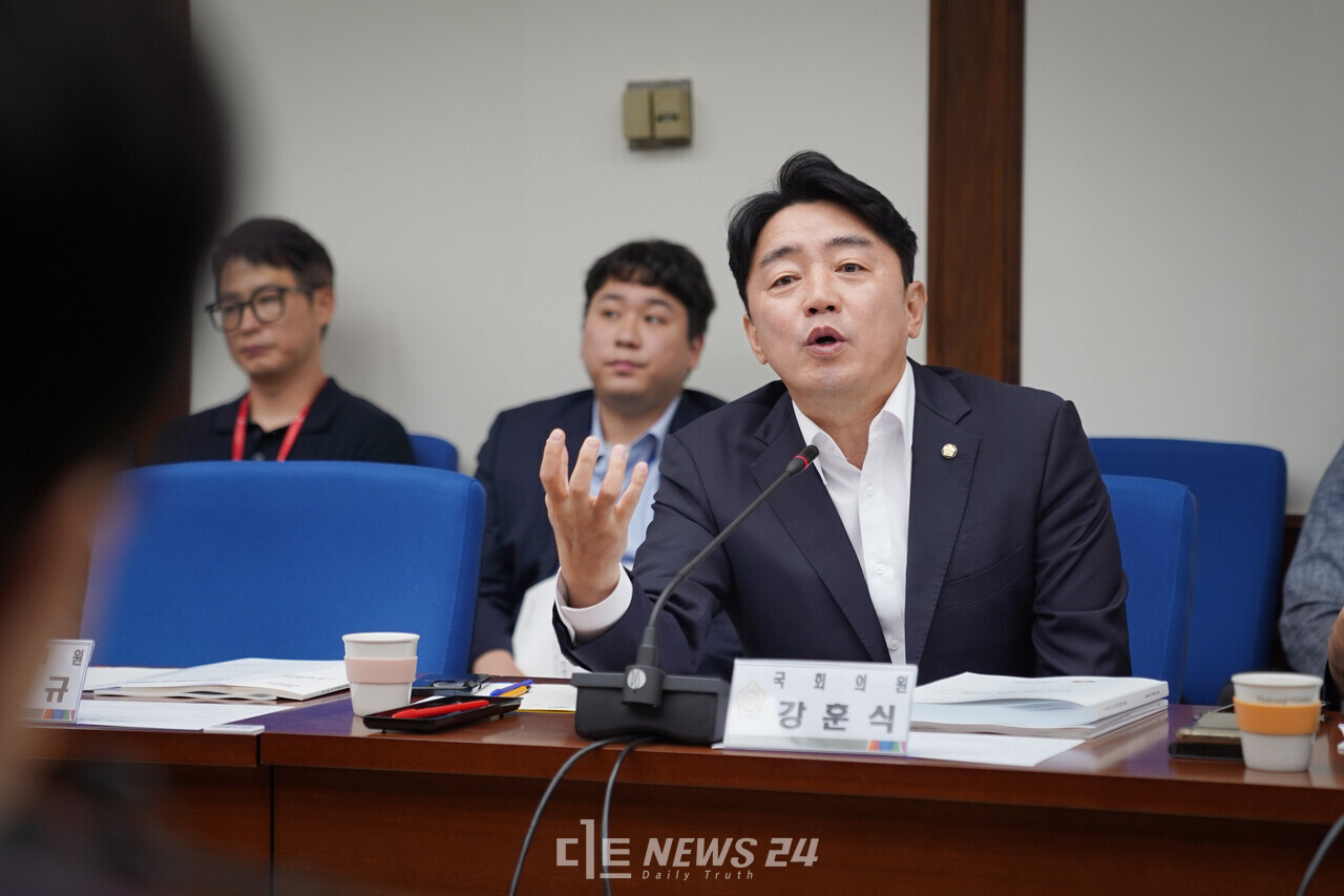 강훈식 더불어민주당 국회의원(3선·아산을)이 김태흠 충남지사에게 ‘충남 4대 먹거리 산업’ 육성을 제안했다. ⓒ황재돈 기자. 