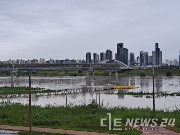 호우로 인해 수위가 올라간 이응다리 부근. 