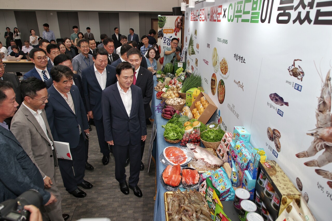 충남도가 1일 도청 대회의실에서 김태흠 지사, 오성환 당진시장, 최재구 예산군수, 김찬호 CJ푸드빌 대표와 ‘충남 농수산물 유통 활성화를 위한 상생 협력 협약’을 체결했다.  충남도