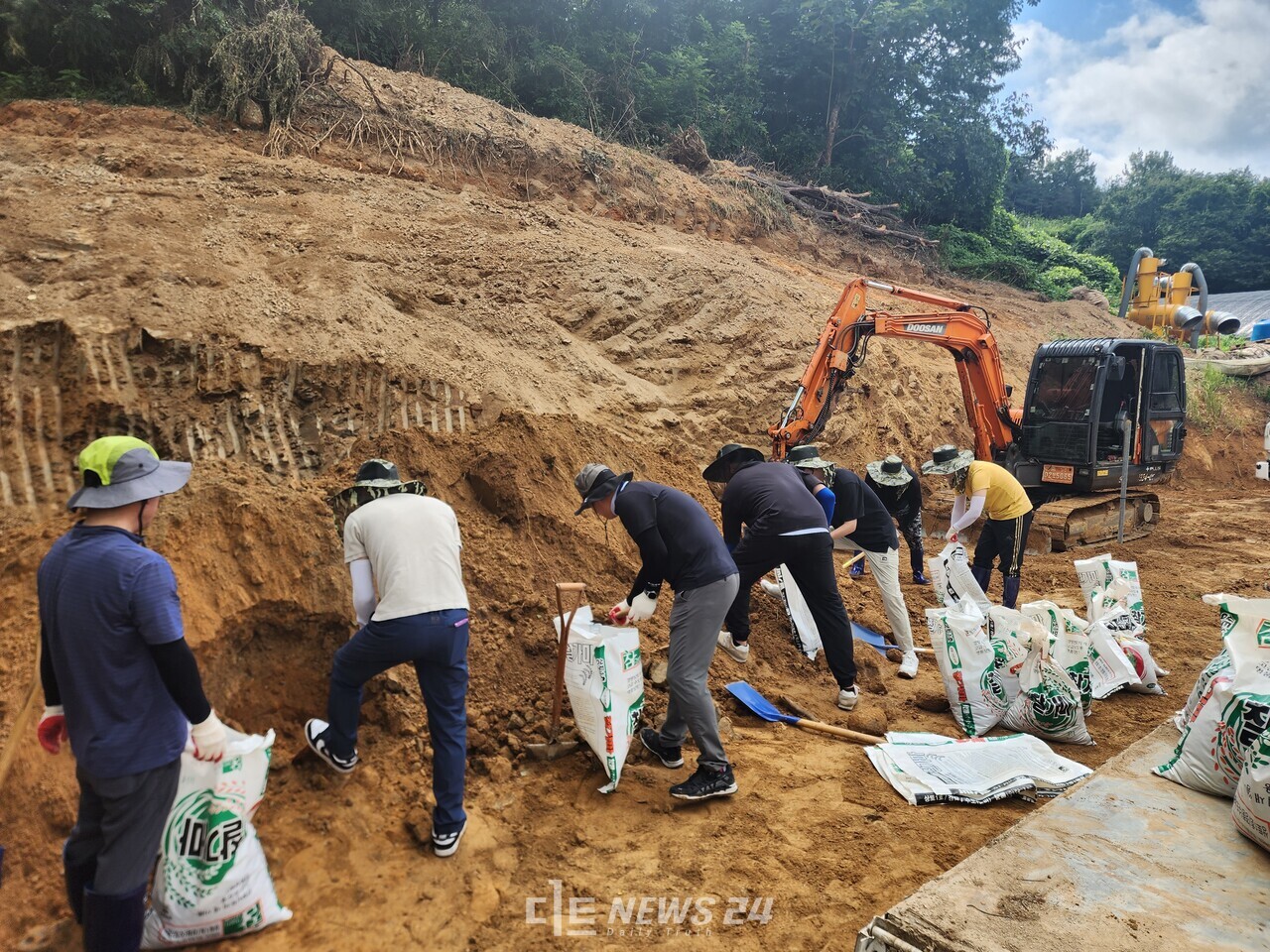 충남도 해양수산국 장진원 국장과 직원 30명이 1일 수로와 논둑이 유실된 예산군 농가를 방문해 토사를 퍼내고, 마대에 담아 논둑을 보수하는 등 수해복구에 나섰다. 충남도