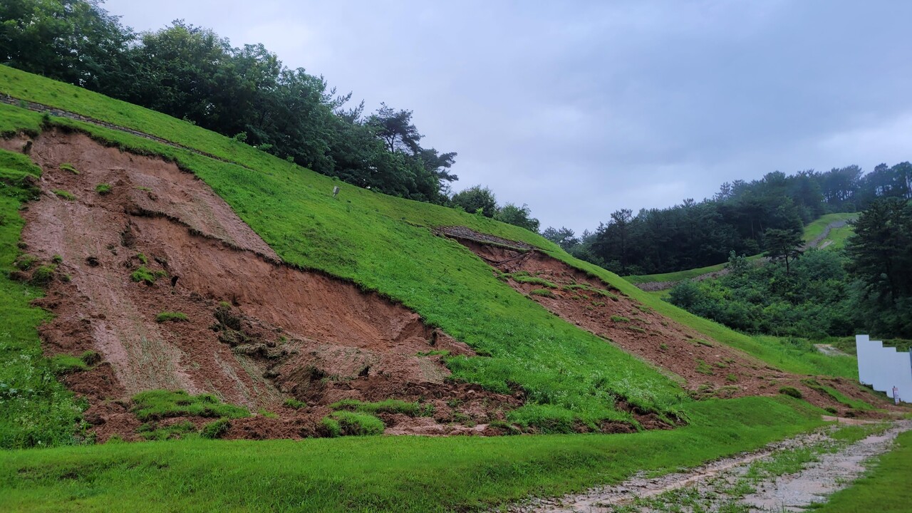 산사태로 세계유산 유네스코에 등재된 부여 나성의 토사가 유실됐다. 부여군 제공. 