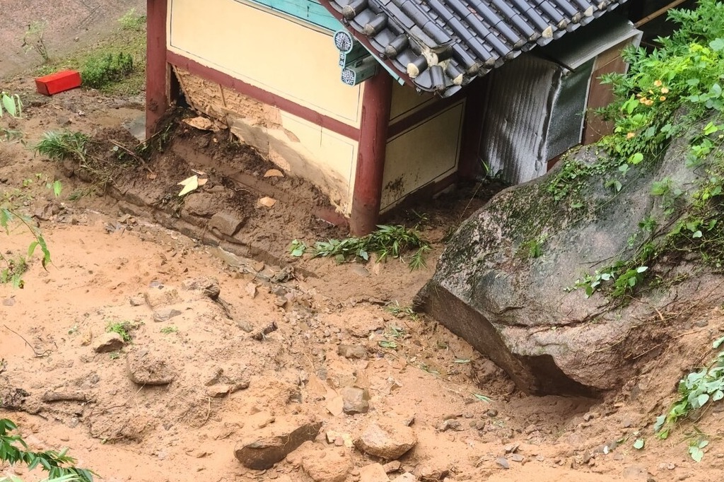 부여 대조사가 산사태로 명부전 일부가 파손됐다. 부여군 제공. 