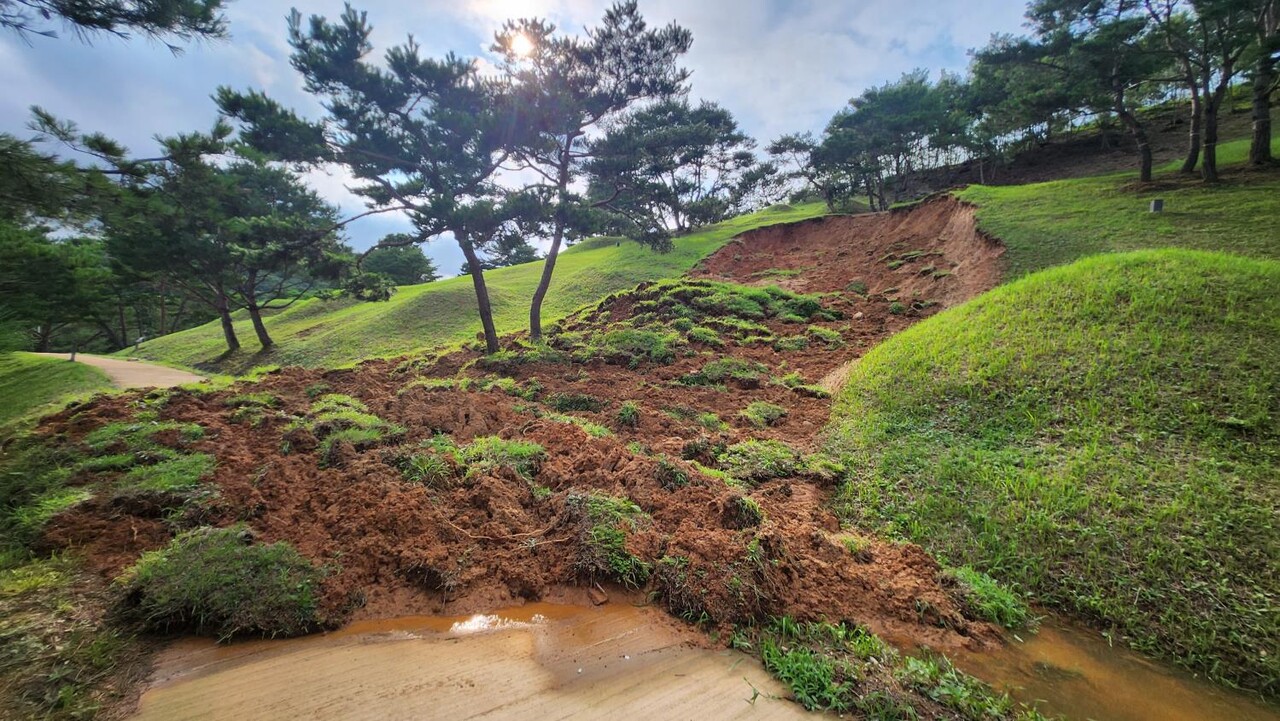백제왕도 핵심 유적인 능안골 고분군은 탐방로 옆 사면과 봉분 2기가 유실된 모습. 부여군 제공. 