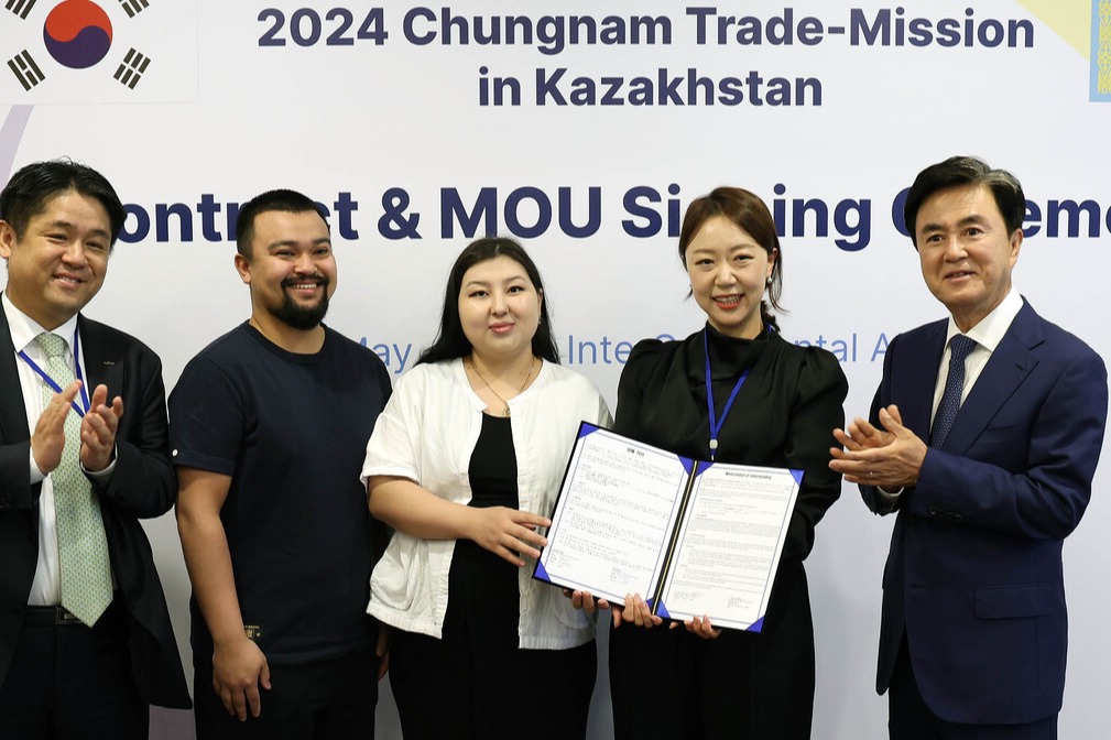 지난 5월 3일 카자흐스탄 알마티 충남해외시장개척단 수출상담회에서 김태흠 지사(맨 오른쪽)가 도내 기업과 수출 계약을 체결한 현지 기업인과 기념사진을 찍고 있다. 자료사진. 