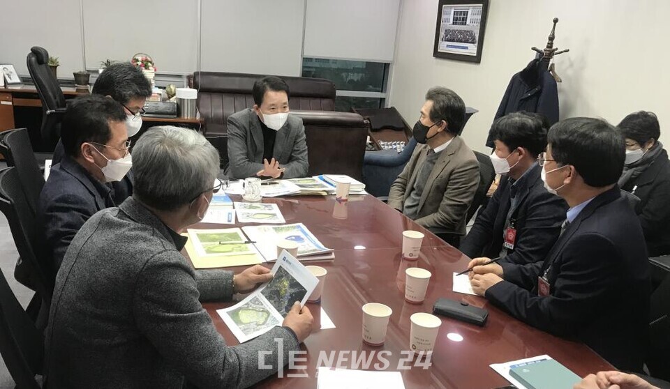 2021년 12월 27일 성일종 의원이 국회 의원실을 찾은 사회공헌사업(안산공원)추진협의회 김지석 위원장, 대산읍 이장단협의회 김기의 회장, 새마을지도자협의회 박조열 회장, 대산공단협의회 김준곤 대외협렵부장 및 서산시청 공무원과 안산공원 추진 및 활용 방안을 논의하고 있다. 사진 대산공단협의회 누리집