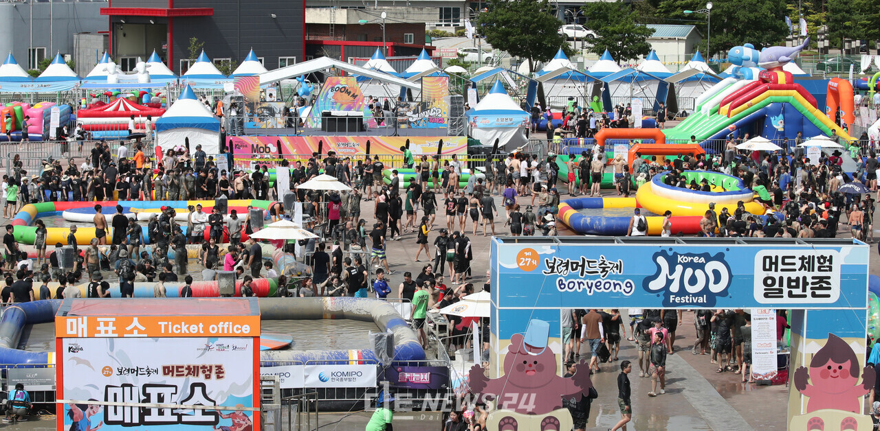 대한민국 대표 축제 ‘제27회 보령머드축제’에 외국인 방문객은 8만 2598명을 포함해 165만 1943명이 방문했다. 보령시