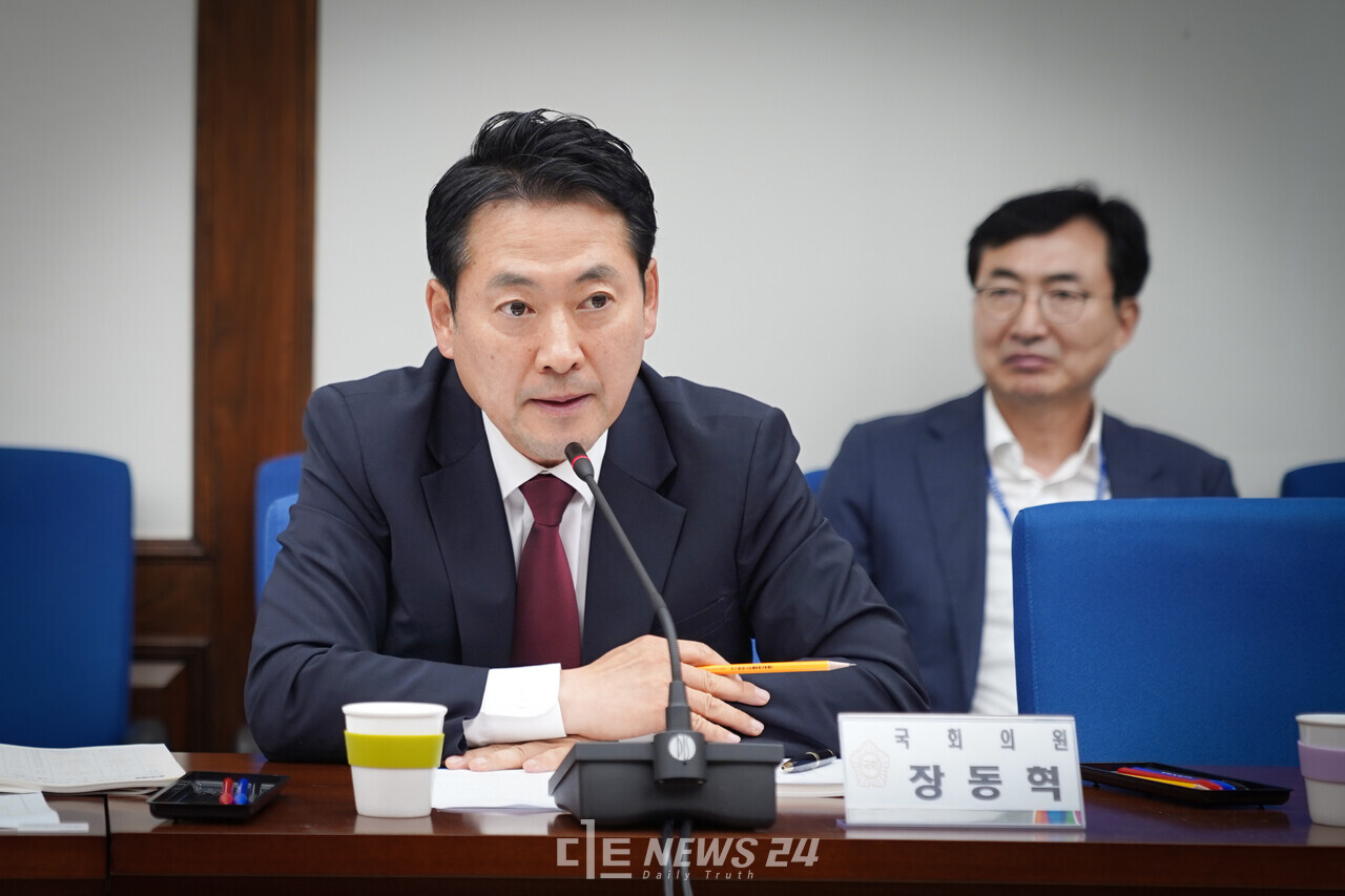 장동혁 국민의힘 최고위원(충남 보령·서천)이 ‘전국민 25만원 지원법(민생회복지원금지급 특별조치법)’과 관련해 반대 입장을 분명히 했다. 법안 규정이 불명확하고, 지역화폐로 지급하는 현금성 지원은 효과가 미미하다는 이유에서다. 자료사진. ⓒ황재돈 기자. 