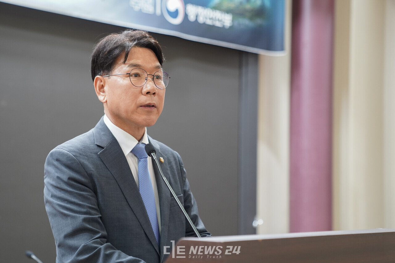 이재관 더불어민주당 천안을 국회의원이 7일 국회의원회과 제1소회의실에서 열린 '국가균형발전, 특례시 제도개선 정책토론회'에서 개회사를 하고 있는 모습. ⓒ황재돈 기자.