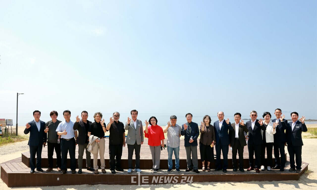 충남도와 보령시는 7일 보령시 대천5동행정복지센터에서 김기영 도 행정부지사, 김동일 보령시장, 조직위원, 주민 등 110여 명이 참석한 가운데, 재단법인 섬비엔날레 조직위원회 출범식을 개최했다. 참석자들이 원산도를 찾아 성공개최를 다짐하고 있다. 보령시