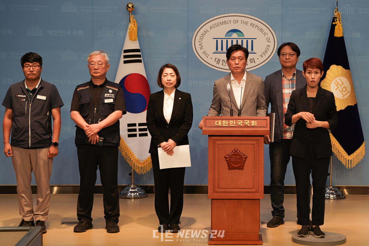 조승래·황정아 국회의원과 원자력 관련 기관 구성원이 8일 국회 소통관에서 한국전력기술 원자로설계개발본부 경북 김천 이전 반대 기자회견을 열고 있다. ⓒ황재돈 기자. 