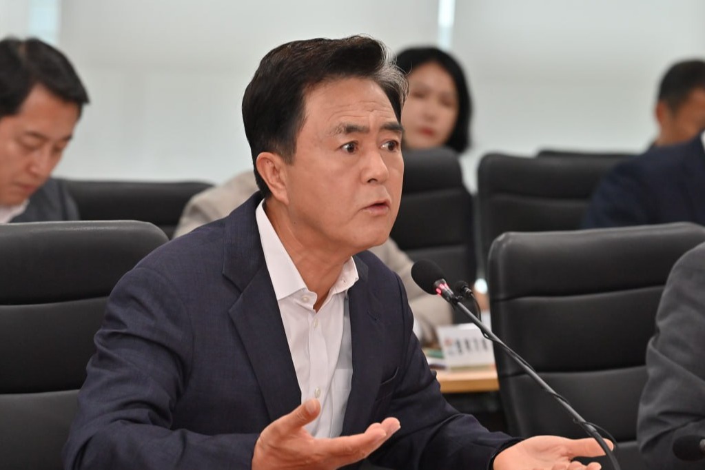 김태흠 충남지사가 12일 오전 도청 중회의실에서 열린 실국원장회의에서 '청양 지천댐 건설'과 관련해 첫 공식 입장을 밝혔다. 충남도 제공. 