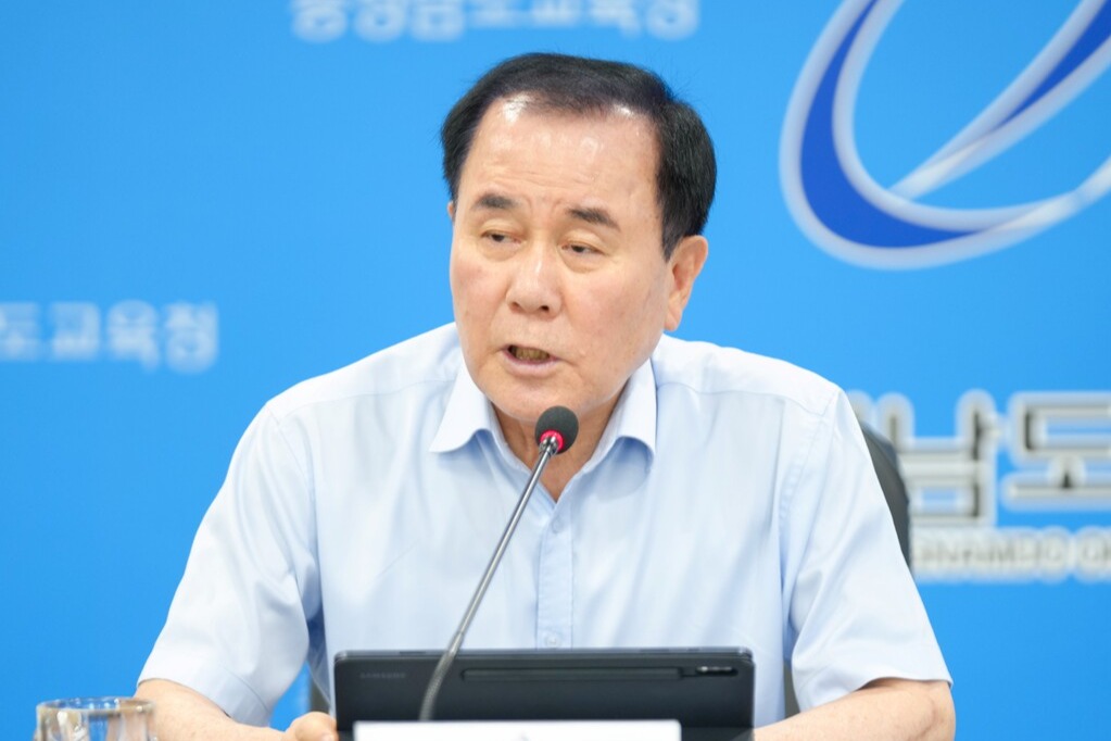 김지철 충남교육감이 12일 오전 열린 주간업무보고회의에서 최근 윤석열 대통령이 뉴라이트계 인사인 김형석 독립기념관장을 임명한 것을 겨냥한 듯 "요즘 역사 인식에 대한 일반의 상식을 넘는 말이나 주장이 불쑥불쑥 튀어나오고 있어 안타깝다"고 말했다. 교육청 제공. 