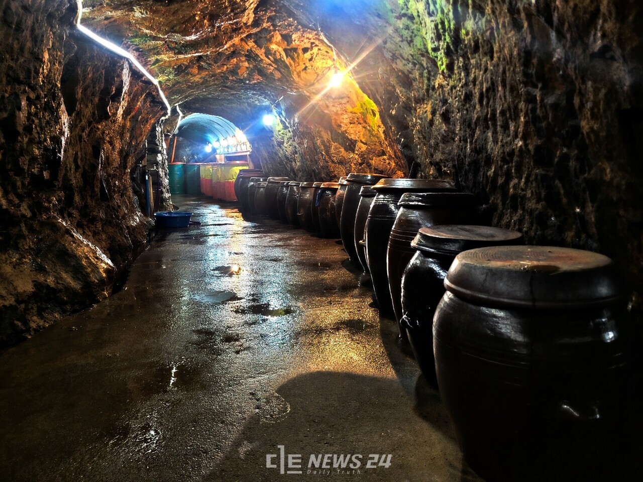 30여 년을 토굴새우젓을 판매하며 생업을 이어 온 신태성 중앙토굴 대표의 토굴 모습. 김다소미 기자. 