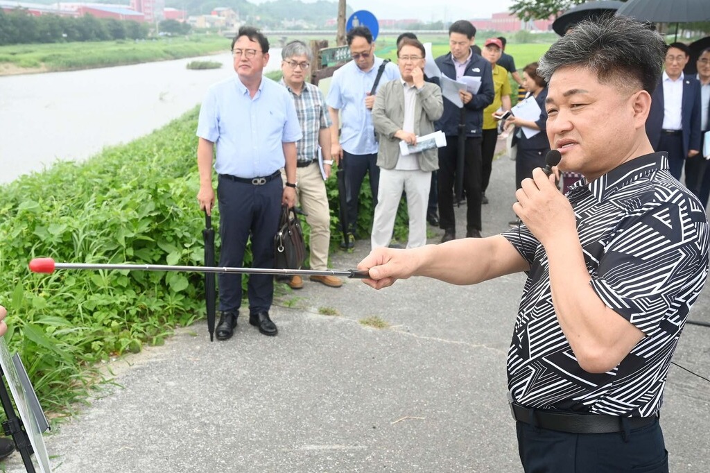 신경진 회장이 지난 2일 광천읍 일대서 열린 광천토굴새우젓 가공업 국가어업유산 신규지정 현장평가에서 직접 새우젓의 역사과 가치를 설명하고 있다. 홍성군 제공. 