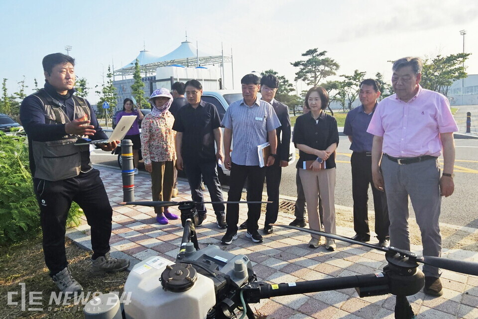 ‘드론의 메카’ 태안군이 올해 전국 최초로 ‘농업용 드론 통합 시스템’을 도입하고 본격적인 운영에 돌입했다. 12일 태안읍 반곡리에서 농업용 드론 통합 시스템을 통한 항공방제를 시연하는 모습.  태안군