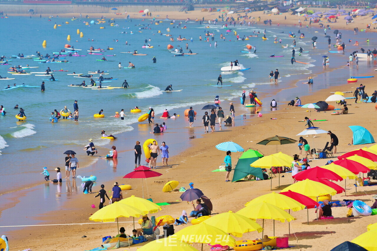 태안군에 따르면 지역 해수욕장이 18일 운영을 마무리된 가운데, 피서객 수는 161만여 명으로 지난해 대비 1만 205명(1%) 증가했다. 만리포 해수욕장. 태안군
