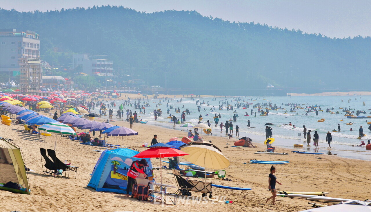 태안군에 따르면 지역 해수욕장이 18일 운영을 마무리된 가운데, 피서객 수는 161만여 명으로 지난해 대비 1만 205명(1%) 증가했다. 만리포 해수욕장. 태안군