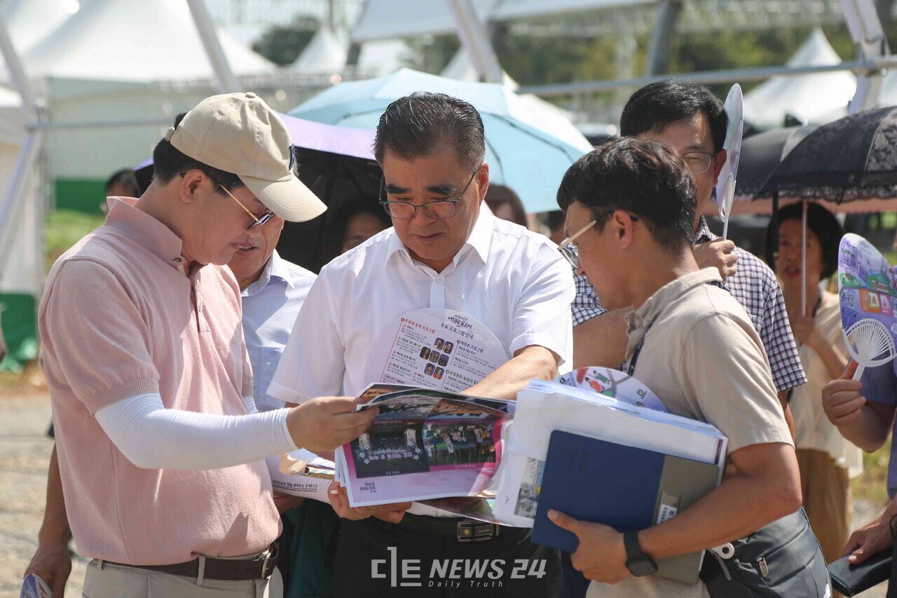 서천군은 지난 20일 ‘제2회 장항 맥문동 꽃 축제’ 개막을 앞두고 김기웅 군수를 비롯한 부군수, 부서장 등 30여명이 참여한 가운데 축제장 사전 점검을 진행했다. 서천군