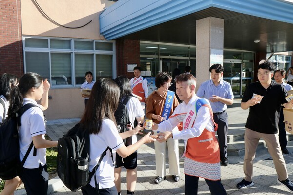 농협 대전본부가 22일, 대전여자중학교에서 쌀 소비촉진 활성화와 건강한 식습관 문화 형성을 위한 ‘아침밥 먹기 캠페인’을 실시했다.