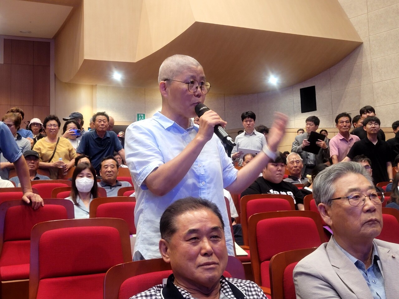 김명숙 전 도의원도 이날 도민과의 대화에 참석해 반대 입장을 피력하며 김 지사의 확답을 촉구했다.  김 전 도의원은 도민과의 대화에 앞서 반대대책위 집회에서 삭발식을 가졌다. 김다소미 기자. 