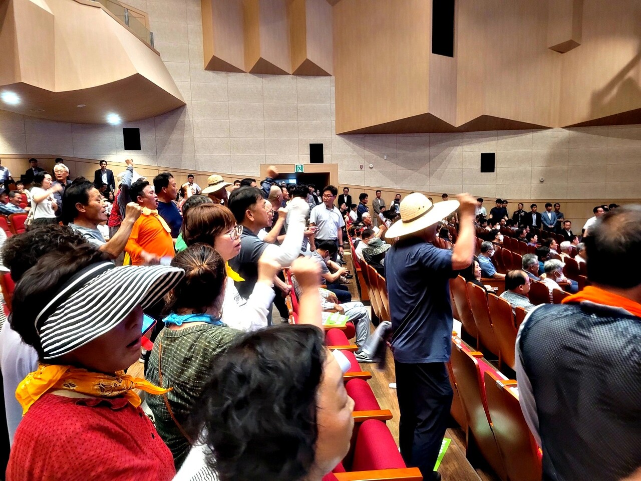 반대대책위는 김 지사의 발언에 고성과 욕설로 반응하며 전면 백지화를 촉구했다. 김다소미 기자. 