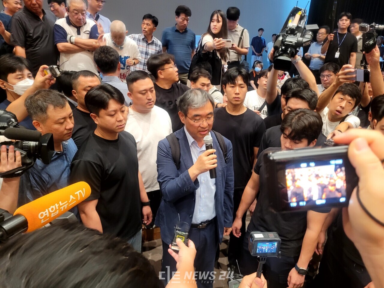 환경부 박제현 물관리실장이 27일 오전 10시 청양 문예회관에서 예정됐던 공청회를 취소한다는 발언을 하고 있다. 반대대책위 주민들과 취재진에 둘러싸여 "제대로된 설명을 드리지 못해 죄송하다. 추후 일정을 다시 잡도록 하겠다"고 말했다. 김다소미 기자. 