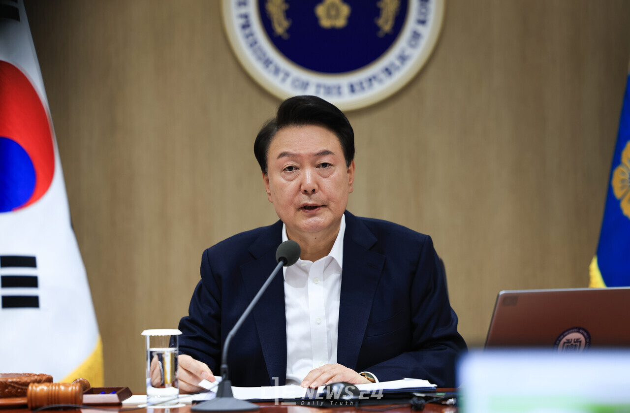 윤석열 대통령이 27일 내년도 예산안 심의·의결을 위한 국무회의에서 발언을 하고 있는 모습. 자료사진. 대통령실 제공.