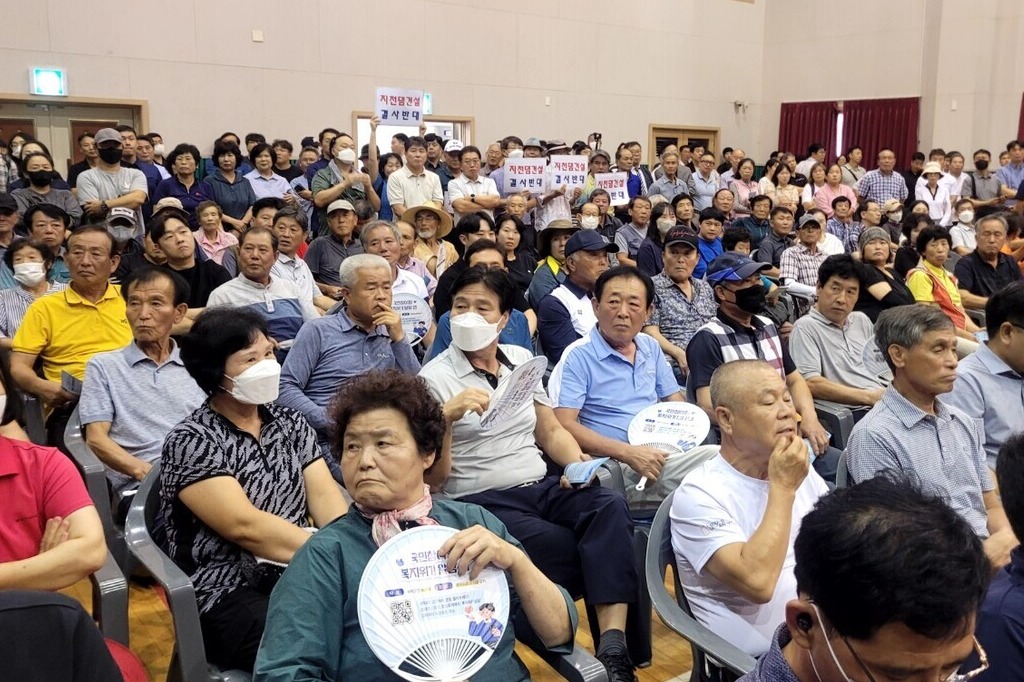 청양 주민들의 극심한 반발로 무산됐던 환경부의 '청양 지천댐' 후보지 선정 공청회가 27일 오후 부여에서 이어졌다. 김다소미 기자. 