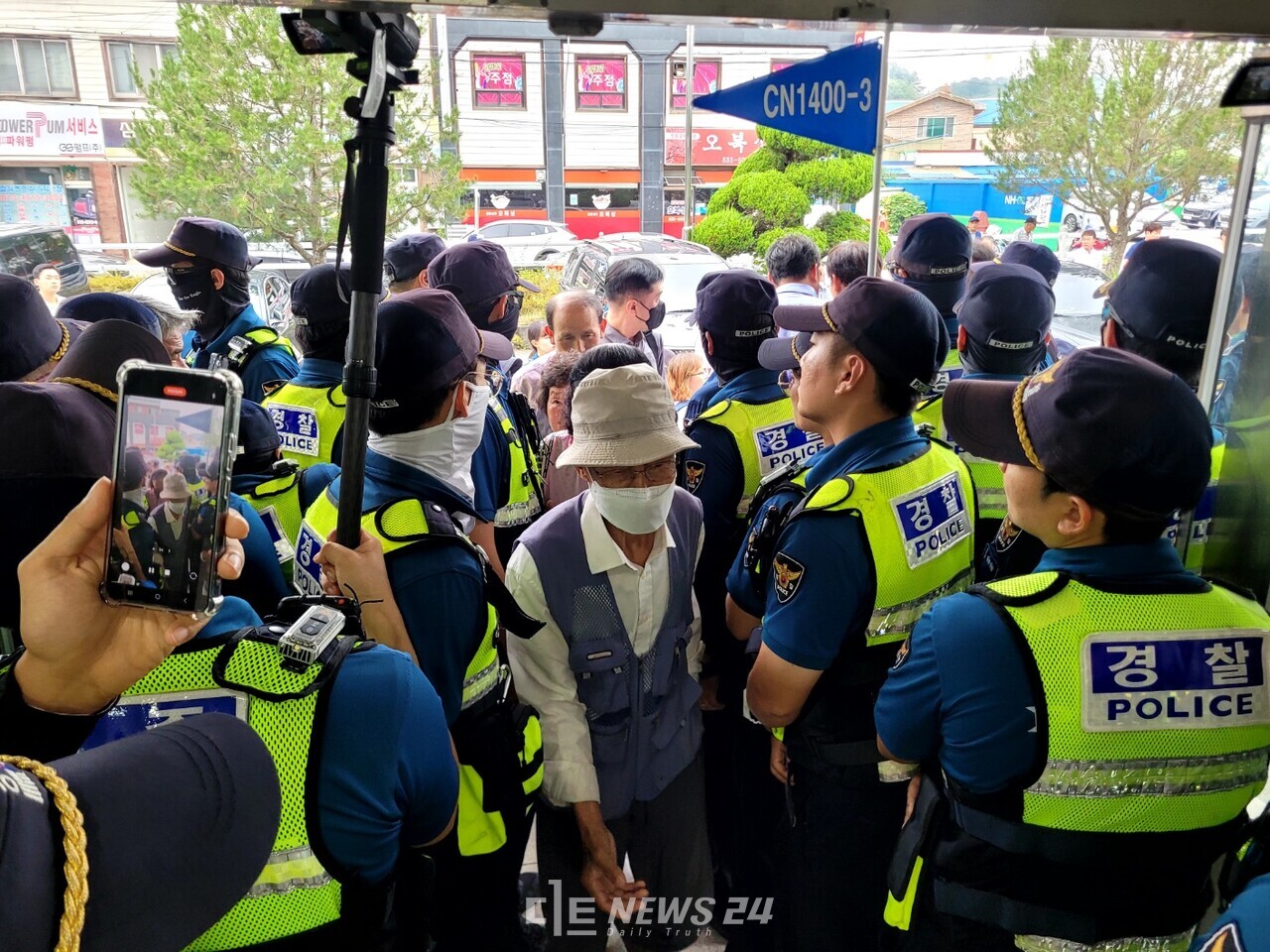 경찰은 물리적 충돌과 파행을 막기위해 부여군민이 아닌 참석자를 제지하기도 했지만 실랑이 끝에 모든 사람이 들이 행사장으로 진입할 수 있었다. 김다소미 기자. 