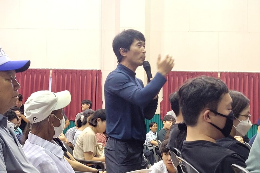 부여군의 한 주민은 대청댐 방류 시기와 지천댐 방류가 겹칠 것을 우려하며 "댐으로 물을 많이 담을 수록 위험하다"고 비판했다. 김다소미 기자. 