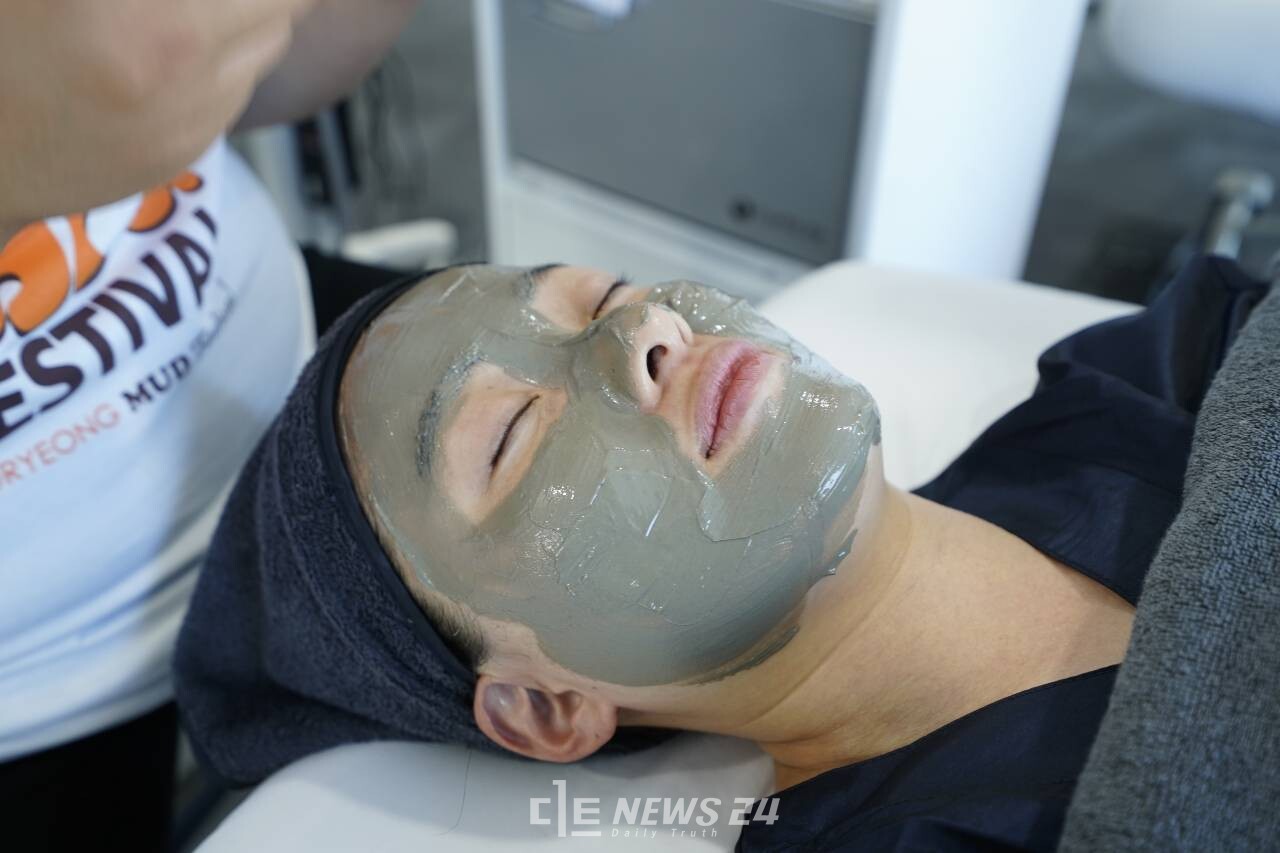 보령시는 지난 7월 19일 개관한 보령머드 뷰티치유관(이하 뷰티치유관)이 개관 한 달만에 누적 이용객 1000명(무료 체험객 포함)을 달성했다고 밝혔다. 체험객 사진. 보령시