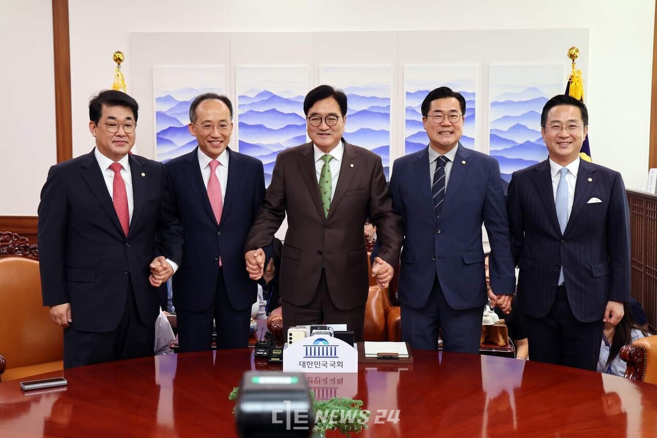 여야가 다음달 26일 국회 본회의에서 ‘방송4법’과 ‘노란봉투법’, ‘전국민 25만원 지원법’을 재표결한다. 해당 법안은 윤석열 대통령 거부권(재의요구권) 행사로 국회로 돌아온 법안이다. 이와 함께 여야 대치정국에 미뤄왔던 ‘22대 국회 개원식’도 내달 2일 정기국회 개회식과 함께 열기로 했다. 우원식 의장 페이스북 갈무리. 