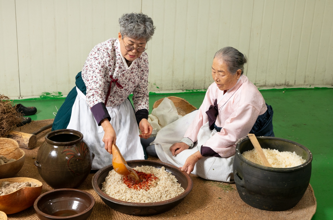 2000년 충남무형유산으로 지정된 청양구기자주를 빚는 모습. 청양군 제공. 