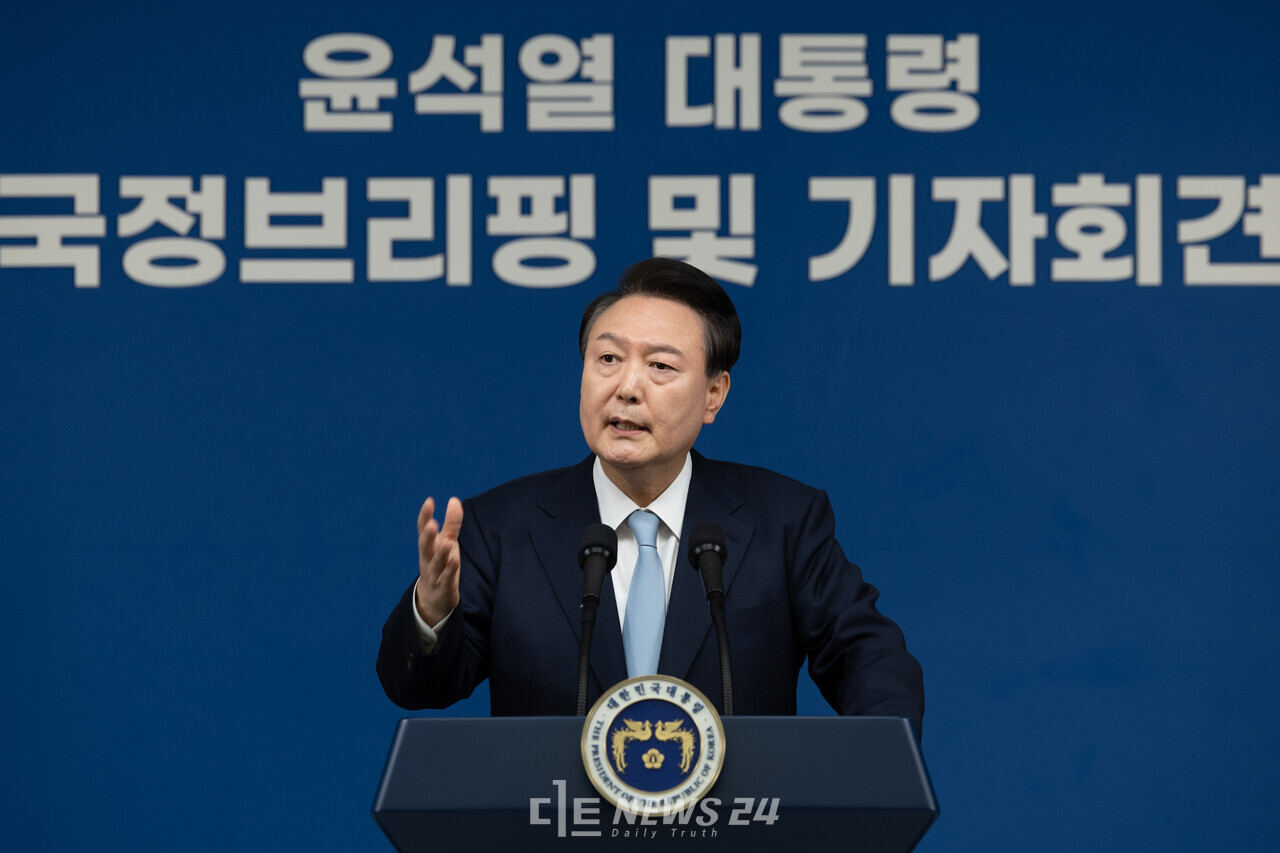 윤석열 대통령이 29일 국정브리핑을 통해 연금·의료·교육·노동 ‘4대 개혁’ 의지를 밝히며 국회 협조를 당부했다. 하지만, 윤 대통령은 그동안 여당 주도 각종 법안에 거부권을 잇달아 행사한 터라, 야당의 적극적 협조는 기대하기 어려운 상황이다. 특히, 정부가 추진하는 4대 개혁은 국회 법 제정이 뒷받침 돼야 가능하기에 대통령 협치 의지에 개혁 성공여부가 달렸다는 분석이 나온다. 대통령실 제공.