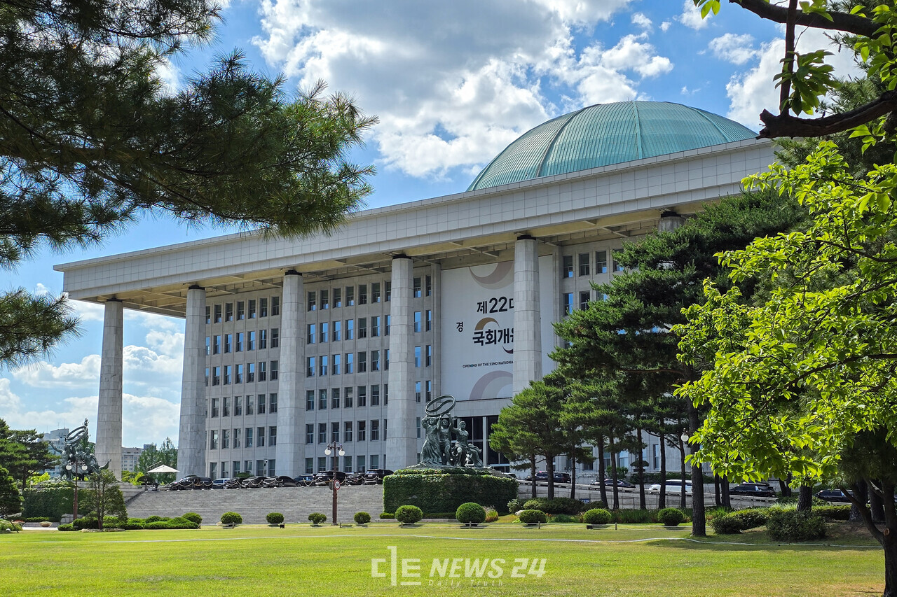 국회가 2일 우여곡절 끝에 22대 국회 개원식을 연다. 역대 ‘최장 지각’ 국회라는 불명예에 더해 1987년 민주화 이후 대통령이 국회 개원식에 불참하는 첫 사례로 남을 전망이다. 황재돈 기자. 