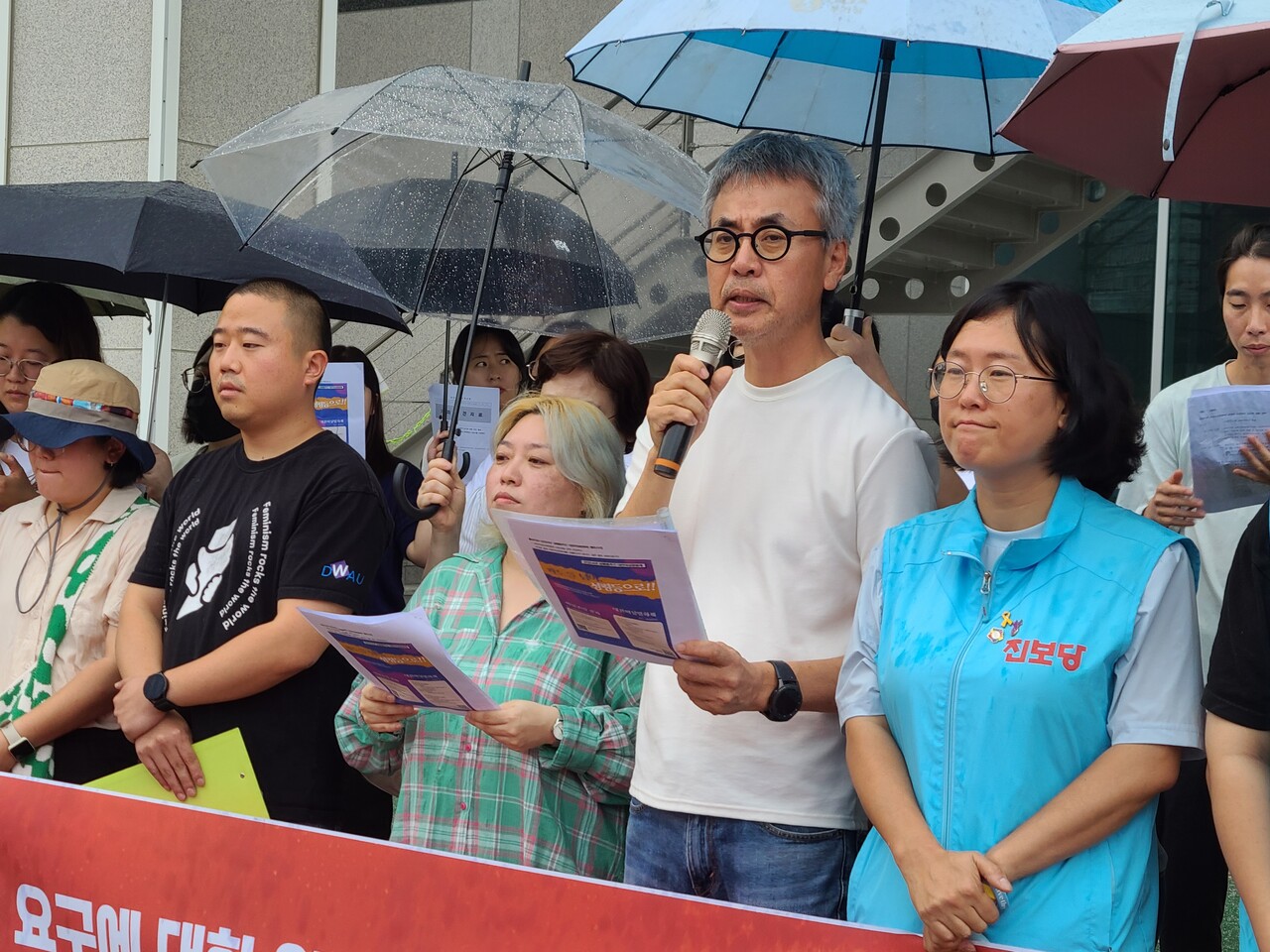목원대학교 연극영화영상학부 박철웅 교수가 연대 발언을 하고 있다. 한지혜 기자.