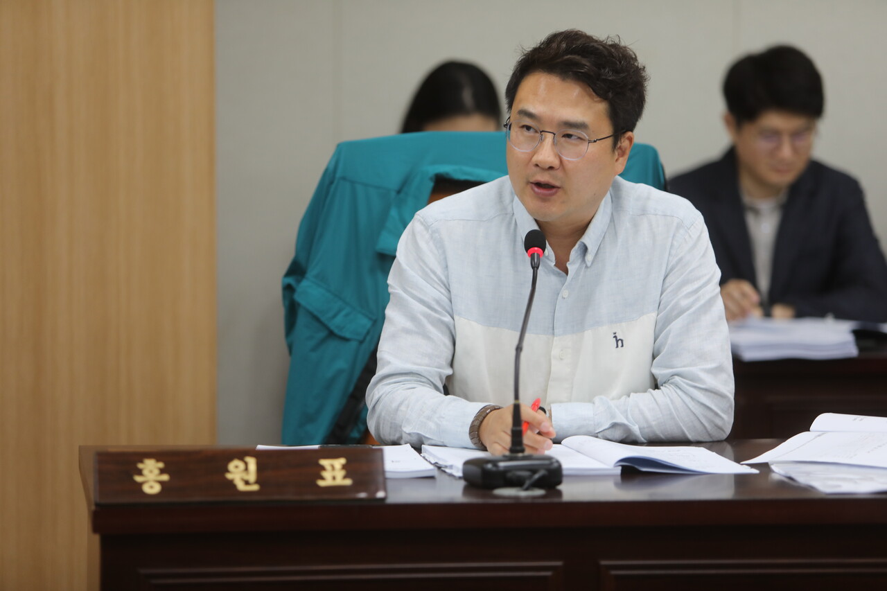 홍원표 예산군의원이 2일 '농업작업안전재해 예방 및 지원에 관한 조례안'을 대표 발의하고 사각지대에 있던 농업인의 안전재해 예방과 지원을 위한 제도적 뒷받침에 나선다. 예산군의회 . 