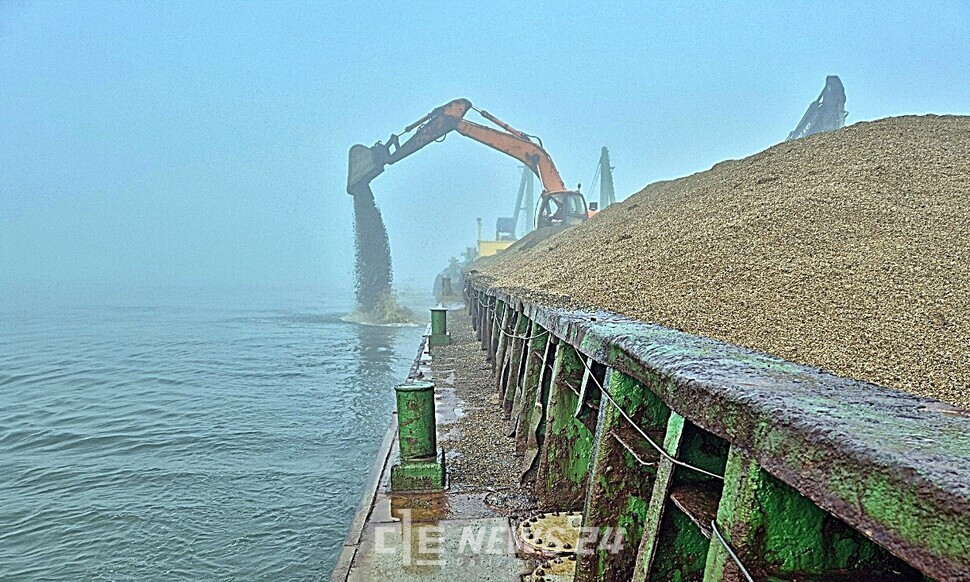 태안군이 근소만 소원해역에 모래를 살포하고 있다. 태안군