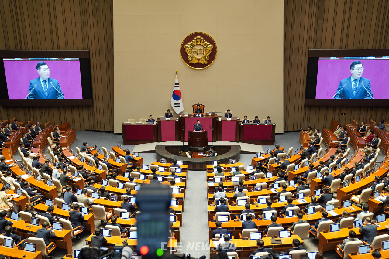 박찬대 더불어민주당 원내대표가 교섭단체 대표연설을 하고 있는 본회의장 전경. ⓒ황재돈 기자. 