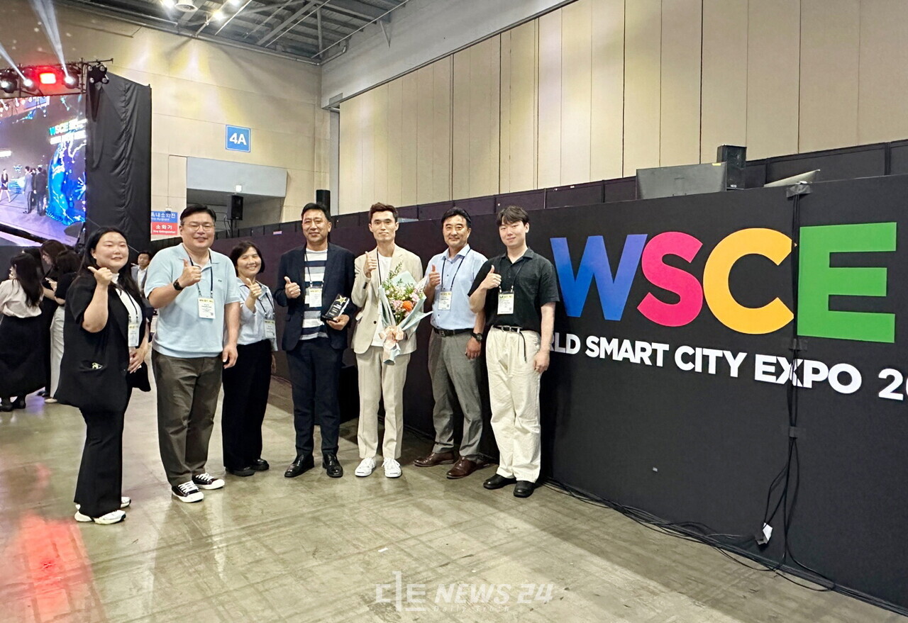 4일 킨텍스에서 열린 WSCE에 참석해 기관표창을 받은 태안군 관계자들 및 태안군 홍보부스. 태안군