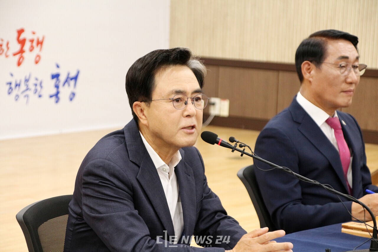 김태흠 충남지사가 5일 오전 홍성군청에서 열린 기자간담회에서 '공공기관 이전'과 관련해 최근 대통령실 주요 관계자들과 통화하고 공문을 보낸 사실을 공개하며 "조만간 대통령을 뵐 기회가 있다. 기관 이전을 강하게 요구할 것"이라고 밝혔다. 김다소미 기자. 