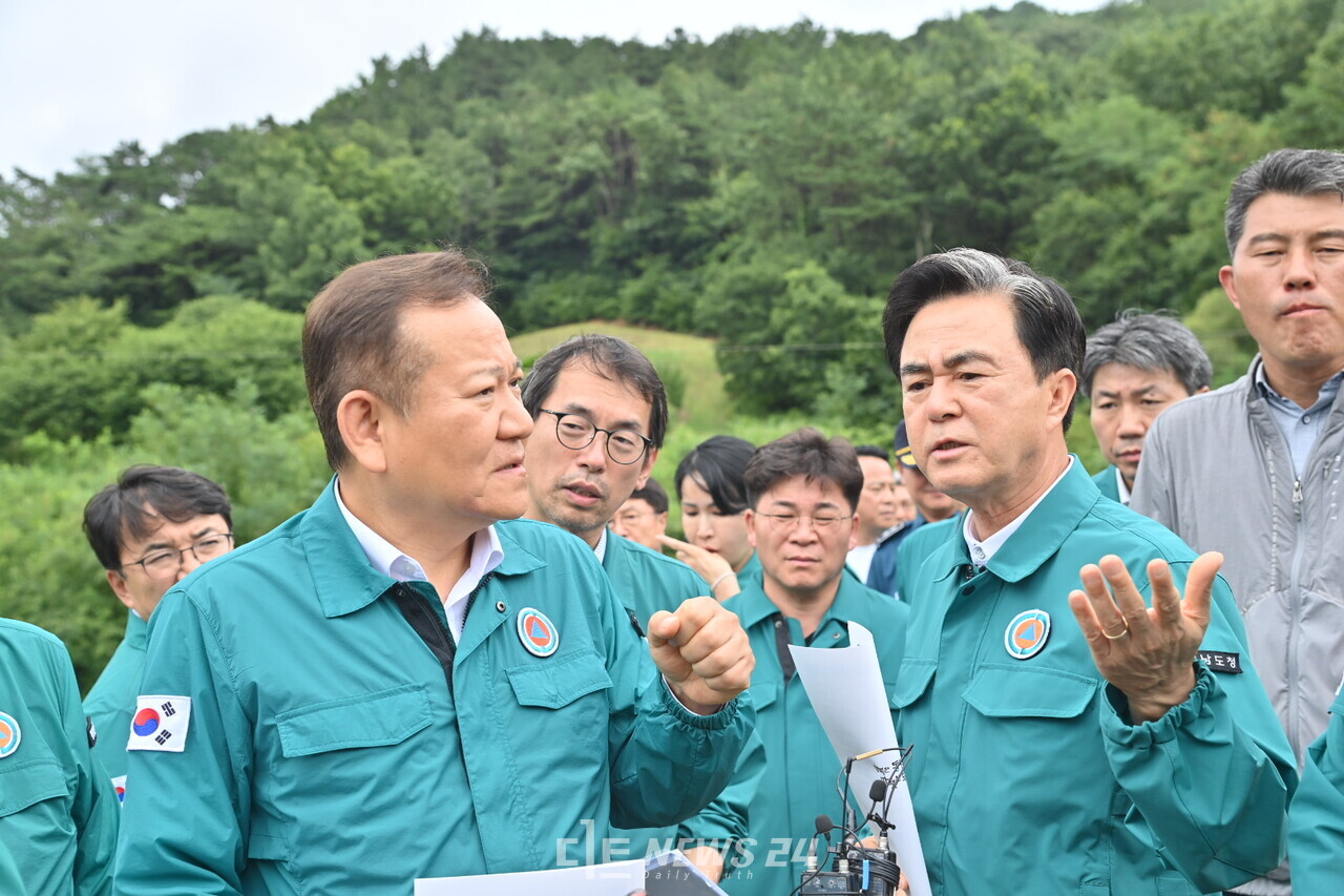 지난 7월 호우 피해지역 현장인 부여 구교리를 찾은 이상민 행안부장관(왼쪽) 과 김태흠 충남도지사. 충남도
