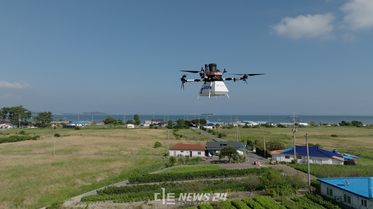 보령시가 SK텔레콤과 손잡고 삽시도에서 국내 첫 드론을 활용한 휴대전화 수리 대행 서비스를 시작했다. 삽시도에서 파손된 휴대전화를 싣고 원산도를 향해 날아가고 있는 드론.  보령시