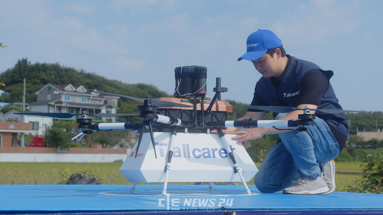 보령시가 SK텔레콤과 손잡고 삽시도에서 국내 첫 드론을 활용한 휴대전화 수리 대행 서비스를 시작했다. 삽시도에서 육지인 보령의 수리센터로 가기 위해 이륙준비 중인 드론. 보령시